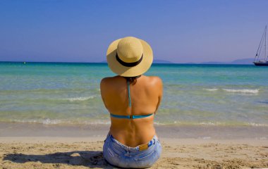 Kumsalda bikinili güzel bir kadın.