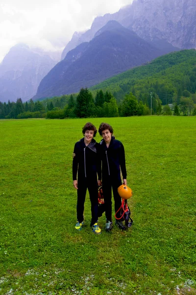 Glada Tvillingar Redo För Vandring Till Juliska Alperna Slovenien — Stockfoto
