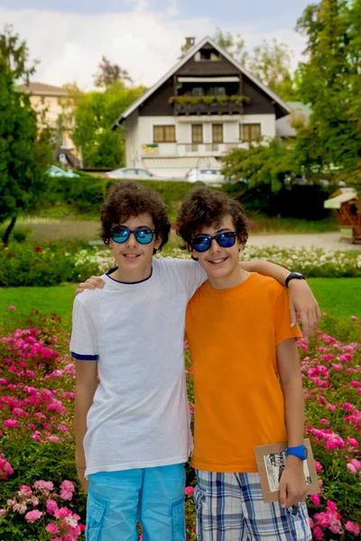 Porträt Glücklicher Zwillinge Vor Der Kamera Slowenischen Bled — Stockfoto