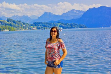 İsviçre, Luzern Gölü 'nde kameraya bakan mutlu kadın.