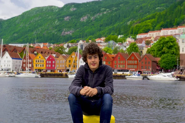 Szczęśliwy Młody Chłopiec Patrzący Kamerę Bergen Norwegia — Zdjęcie stockowe
