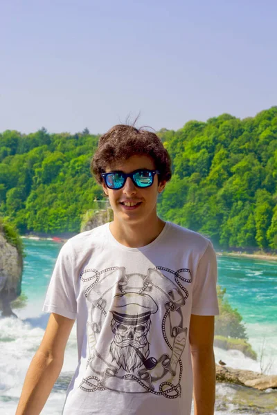  Ren nehrindeki mutlu çocuk portresi İsviçre 'ye düştü