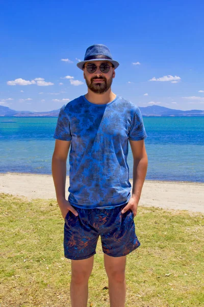Porträtt Stilig Man Blå Hatt Stranden — Stockfoto