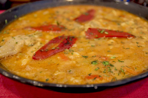 Deliciosa Paella Fresca Com Legumes Prontos Para Almoço — Fotografia de Stock