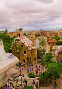 Antoni Gaudi 'nin Barcelona, İspanya' daki Artistik Park Guell 'ine bakın.