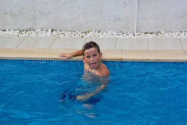 Glücklicher Junge Hat Spaß Schwimmbad — Stockfoto