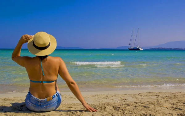 Kumsalda bikinili güzel bir kadın.