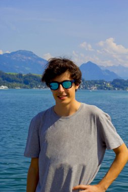 Luzern, İsviçre 'de güneş gözlüklü mutlu çocuk portresi