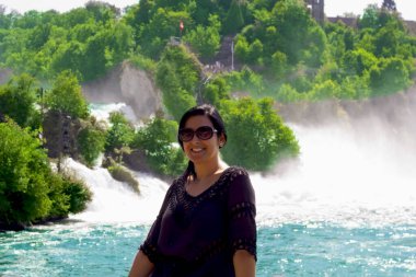 Ren Şelalesi, İsviçre 'de güzel genç bir kadın