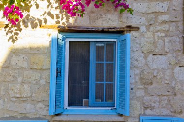 Alacati cesme, İzmir 'de dar bir sokakta renkli ve taştan evler