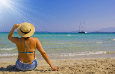 Kumsalda bikinili güzel bir kadın.