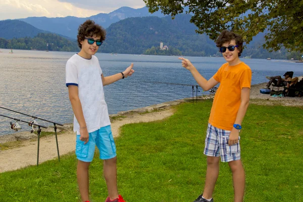 幸せな双子はスロベニアの湖で育ちました — ストック写真