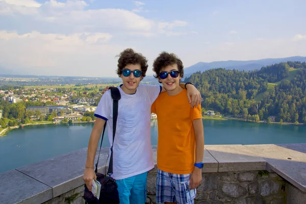 Portret Van Een Gelukkig Gezin Lacht Naar Camera Lake Bled — Stockfoto