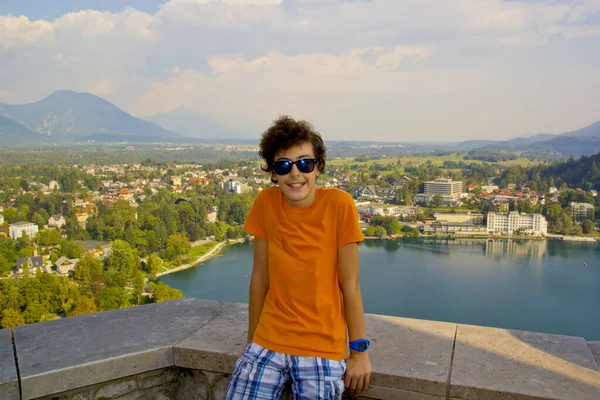 Πορτρέτο Του Ευτυχισμένου Αγοριού Χαμογελά Στην Κάμερα Στη Λίμνη Bled — Φωτογραφία Αρχείου