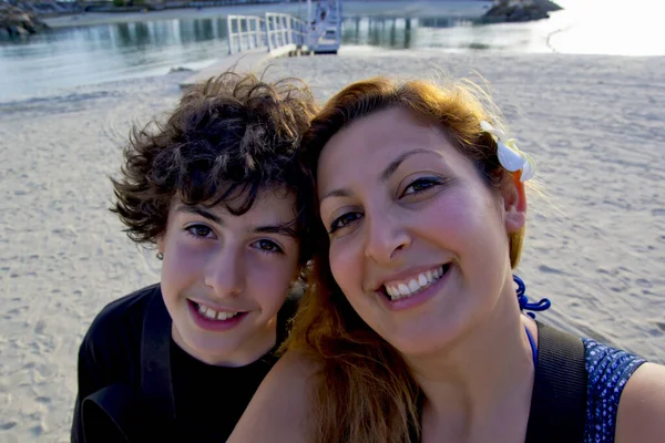 Mutlu bir aile, Sentosa Adası sahilinde selfie çekiyor.