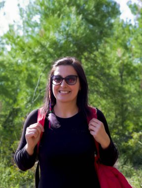 Ormanda güzel genç bir kadın portresi