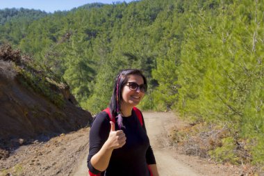 Ormanda güzel genç bir kadın portresi