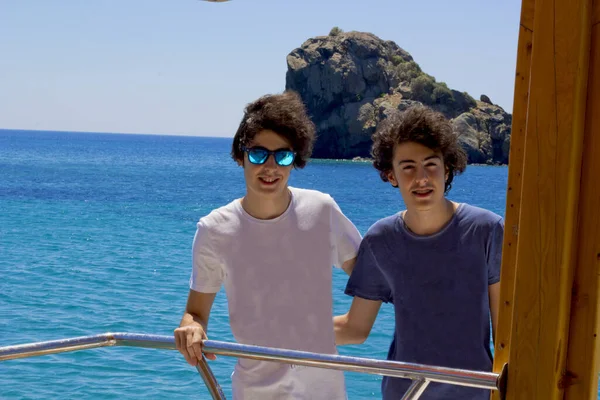 Szczęśliwe Bliźniaki Okularach Przeciwsłonecznych Morzu Sigacik Turcja — Zdjęcie stockowe
