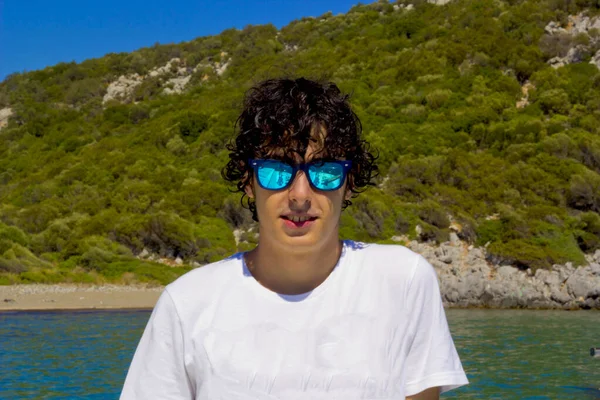 Menino Feliz Óculos Sol Mar Sigacik Turquia — Fotografia de Stock