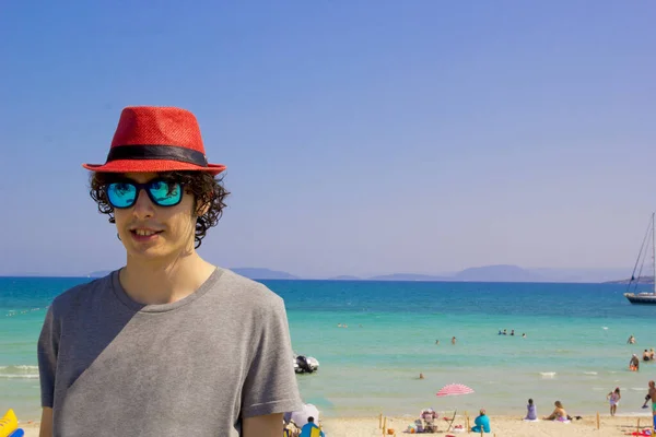 Young Boy Red Hat Beach Summer — Stock Photo, Image