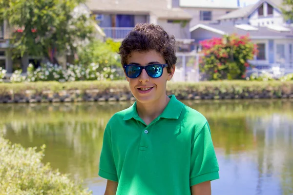 Porträt Eines Glücklichen Jungen Mit Sonnenbrille Los Angeles Kalifornien — Stockfoto