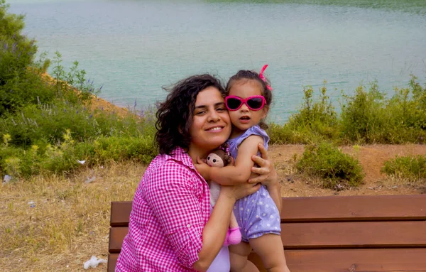 Família Feliz Sorrindo Para Câmera Natureza Verde — Fotografia de Stock