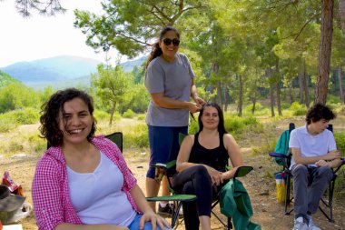  Aile yazın parkta eğleniyor.