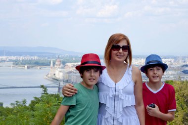 Macaristan, Budapeşte 'de mutlu bir aile yazın gülümsüyor.
