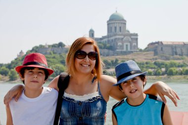 Macaristan, Budapeşte 'de mutlu bir aile yazın gülümsüyor.