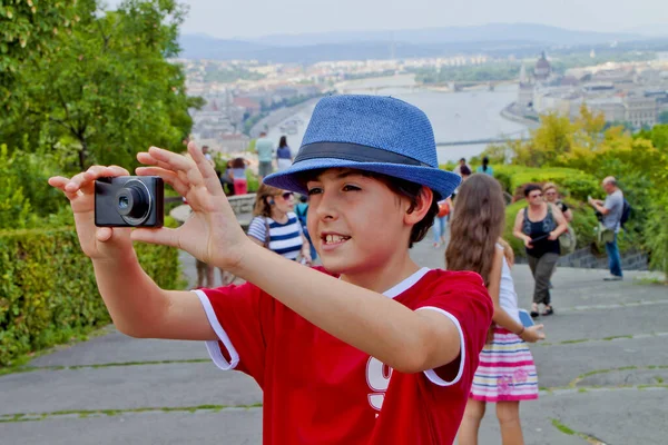 幸せな少年はブダペストで写真を撮るハンガリー — ストック写真