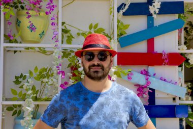 Sigacik, İzmir 'deki kırmızı şapkalı yakışıklı adam.