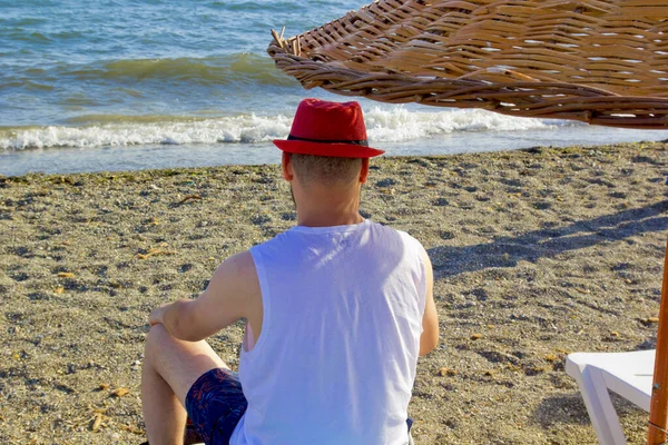 Handsome Man Red Hat Beach — Stock Photo, Image