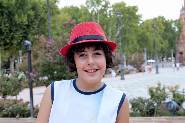 Портрет Мальчика Красной Шляпе Улыбающегося Камеру — стоковое фото