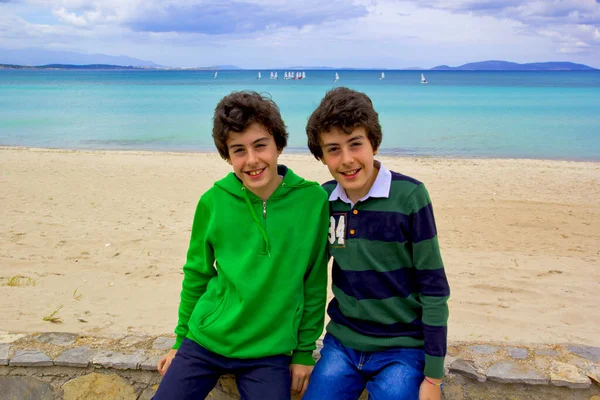 Gêmeos Felizes Sorrindo Para Câmera Praia Cesme — Fotografia de Stock
