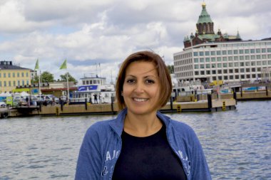 Helsinki Finlandiya 'da kameraya gülümseyen güzel bir genç kadın.