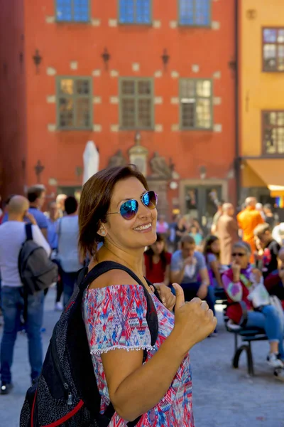 Stockholm Sveç Güneş Gözlüklü Mutlu Genç Bir Kadın Kameraya Gülümsüyor — Stok fotoğraf