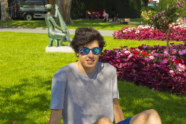 Šťastný Mladý Chlapec Slunečních Brýlích Luzernu Švýcarsko — Stock fotografie