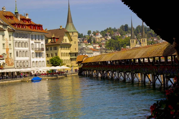 スイスの川が流れるルツェルン市の眺め — ストック写真