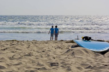  Genç ikizler ve mavi tişörtlü La Jolla, California sahilinde