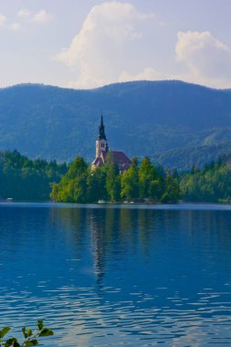Slovenya 'da sonbaharda güzel göl manzarası kanadı