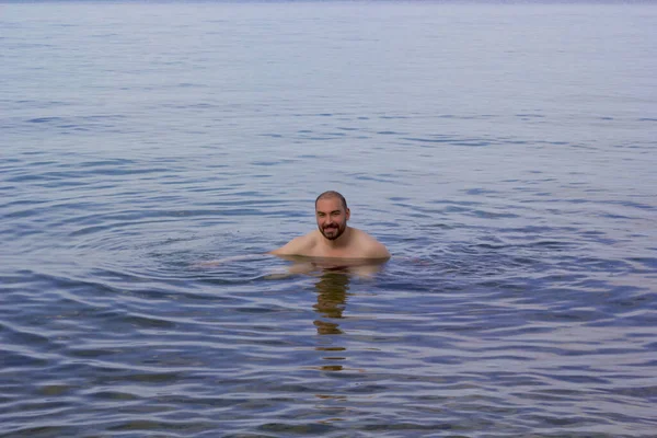 Joven Guapo Nadando Mar Vacaciones Verano — Foto de Stock