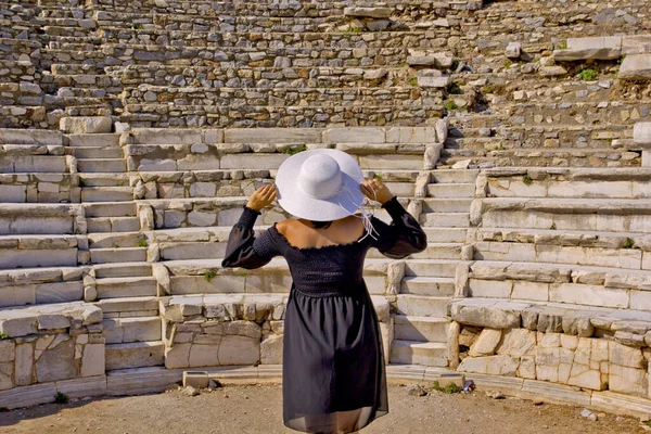 Hermosa Joven Vestida Negro Antigua Ciudad Éfeso —  Fotos de Stock