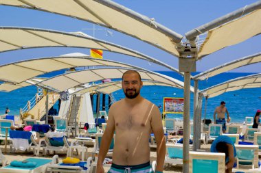 Antalya 'da bir tatil beldesinde kumsalda yakışıklı bir adam