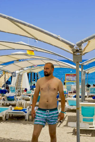 Beau Homme Sur Plage Dans Une Station Balnéaire Antalya Turquie — Photo
