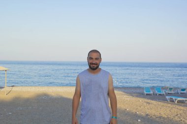 Antalya sahilinde yakışıklı bir genç adam.