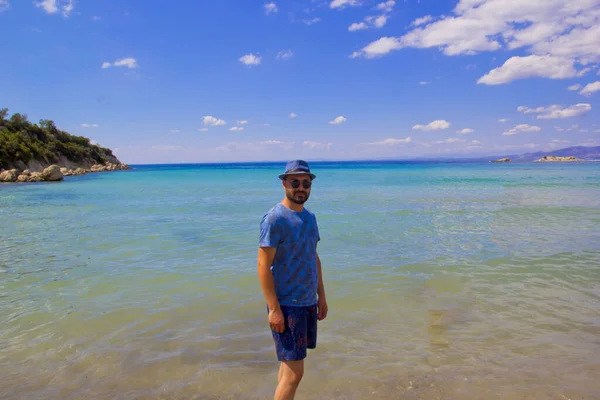 Beau Jeune Homme Chapeau Bleu Sur Plage — Photo