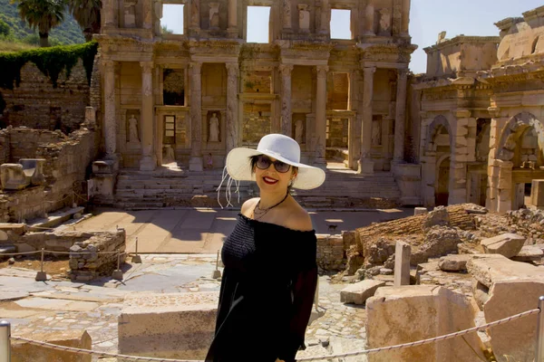 Mujer Feliz Sombrero Ephesus Ciudad Antigua Izmir —  Fotos de Stock