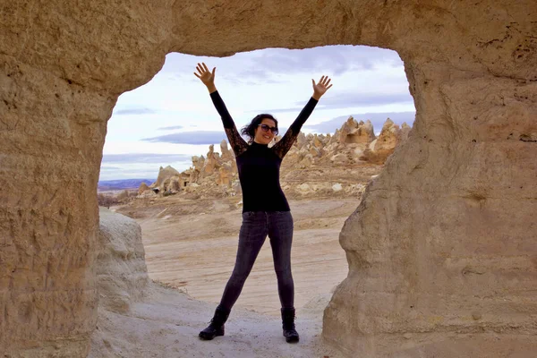 Gelukkige Jonge Vrouw Cappadocia Turkije — Stockfoto