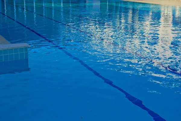 在安塔利亚的一个度假胜地的蓝色游泳池 — 图库照片