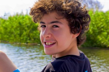 Yakakoy gölündeki yakışıklı çocuk portresi, hindi.